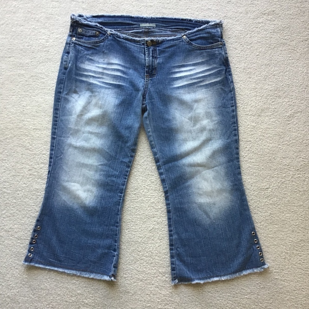 FOREVER 21 BLUE CROP JEANS DISTRESSED SIZE Large